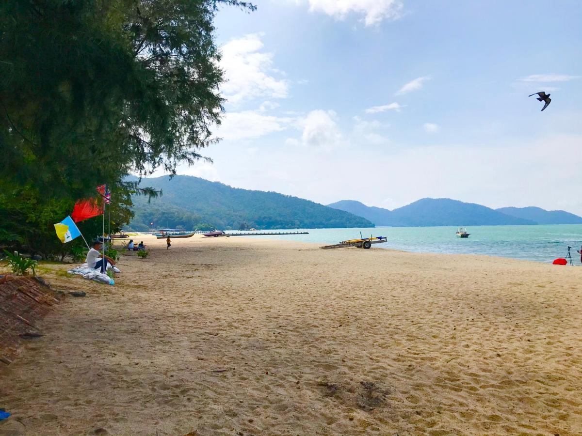By The Beach - Luxury 2 Bedrooms Family Suite Batu Feringgi Exterior foto